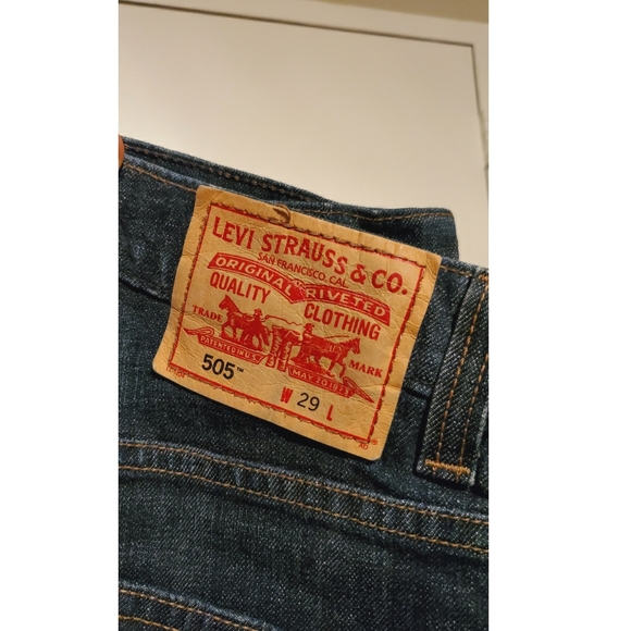 Levi denim shorts, like new - Picture 3 of 7